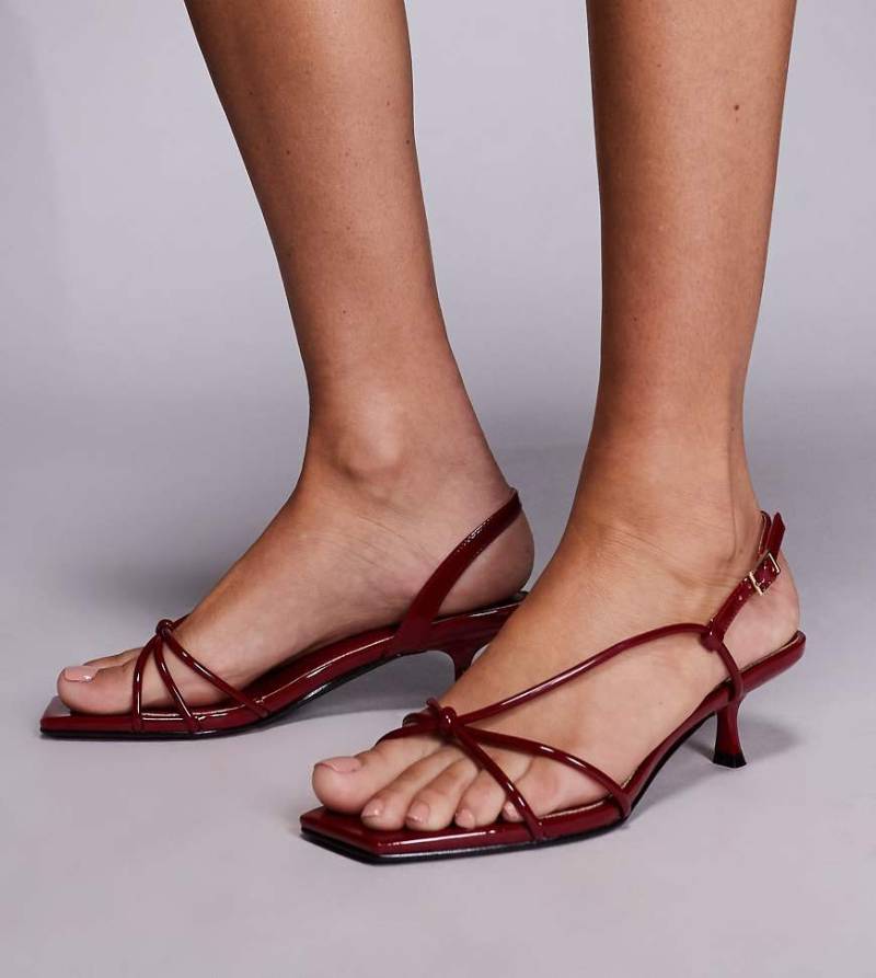 Simmi London Wide Fit - Haylee - Riemchen-Sandalen in Burgunderrot mit Kitten-Absatz, weite Passform von Simmi Wide Fit