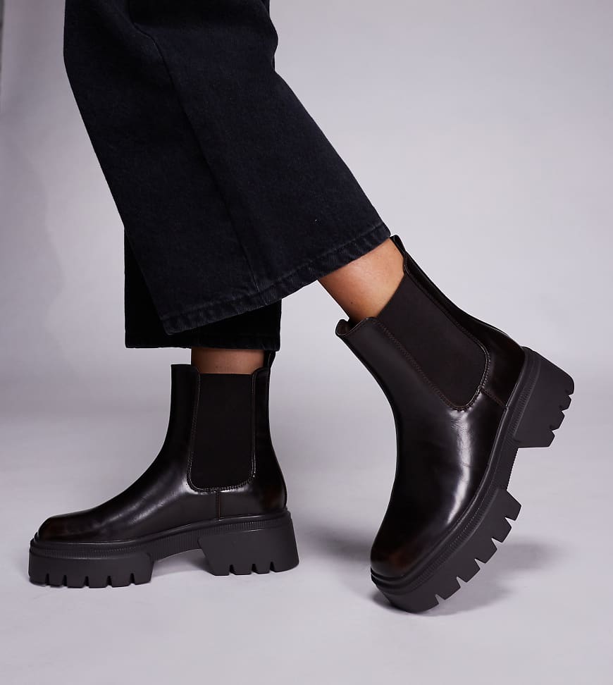 Simmi London Wide Fit - Judd - Chelsea-Stiefel in Braun poliert mit dicker Sohle, weite Passform-Schwarz Simmi London Wide Fit - Judd - Chelsea-Stiefel in Braun poliert mit dicker Sohle, weite Passform-Schwarz von Simmi Wide Fit