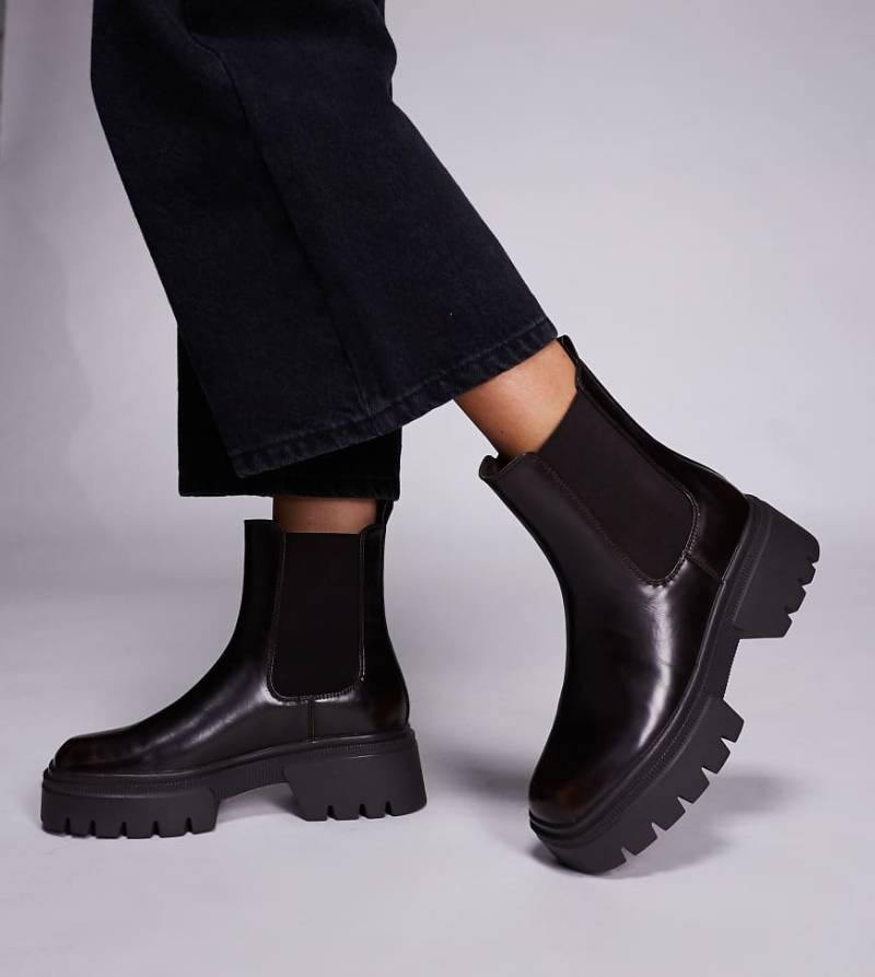 Simmi London Wide Fit - Judd - Chelsea-Stiefel in Braun poliert mit dicker Sohle, weite Passform-Schwarz Simmi London Wide Fit - Judd - Chelsea-Stiefel in Braun poliert mit dicker Sohle, weite Passform-Schwarz von Simmi Wide Fit