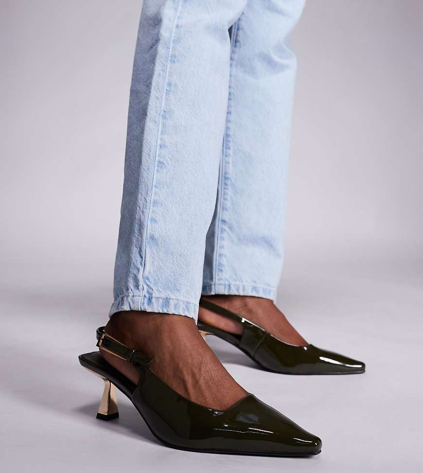 Simmi London Wide Fit - June - Spitze Slingback-Schuhe in olivgrüner Lackoptik mit Kitten-Absatz, weite Passform Simmi London Wide Fit - June - Spitze Slingback-Schuhe in olivgrüner Lackoptik mit Kitten-Absatz, weite Passform von Simmi Wide Fit