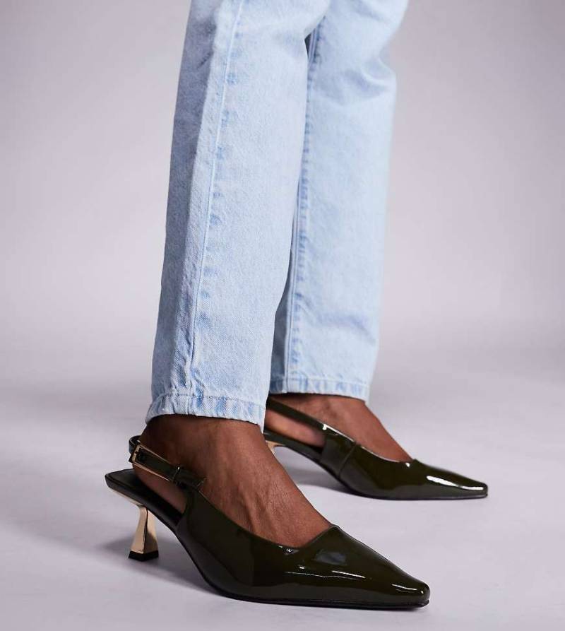Simmi London Wide Fit - June - Spitze Slingback-Schuhe in olivgrüner Lackoptik mit Kitten-Absatz, weite Passform von Simmi Wide Fit