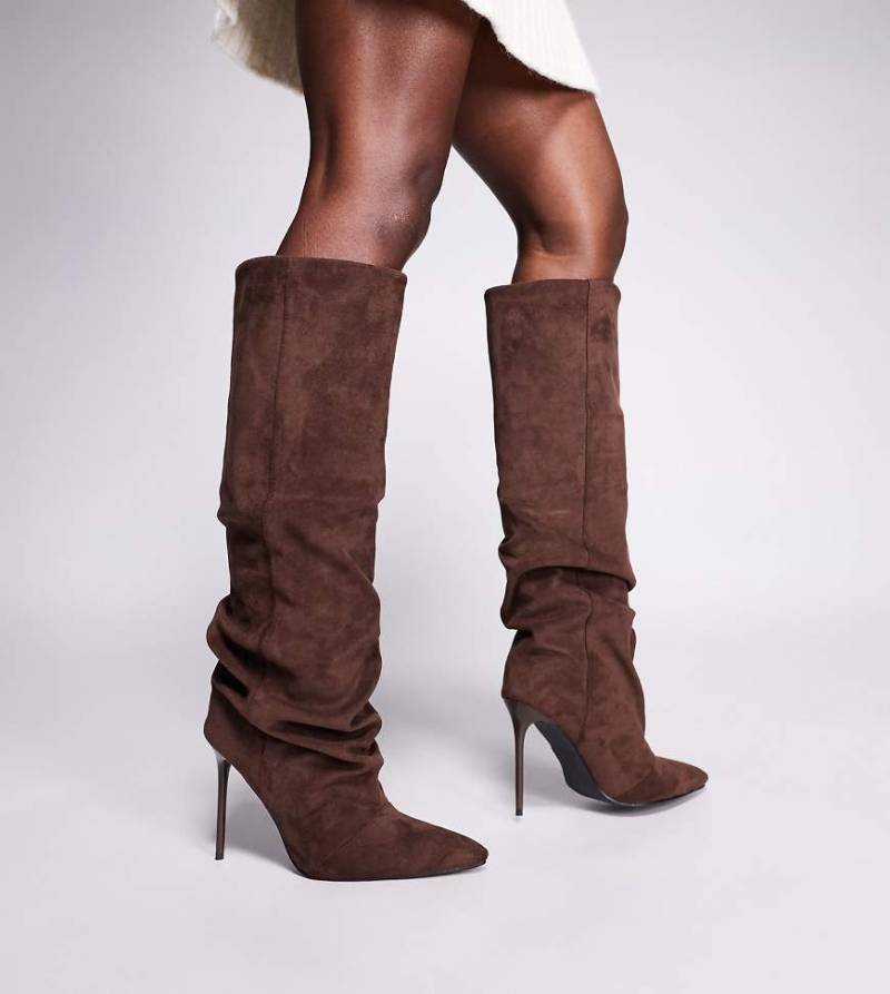 Simmi London - Wide Fit - Kniehohe Stiefel aus Baumwolle und Wildleder in Espressobraun mit Stiletto-Absatz und Raffung, weite Passform-Brown von Simmi Wide Fit