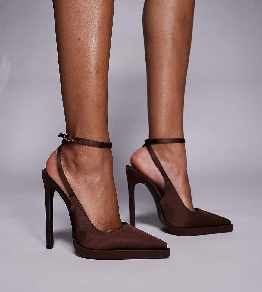 Simmi London Wide Fit - Landen - Pumps aus braunem Satin mit Plateausohle, weite Passform Simmi London Wide Fit - Landen - Pumps aus braunem Satin mit Plateausohle, weite Passform von Simmi Wide Fit