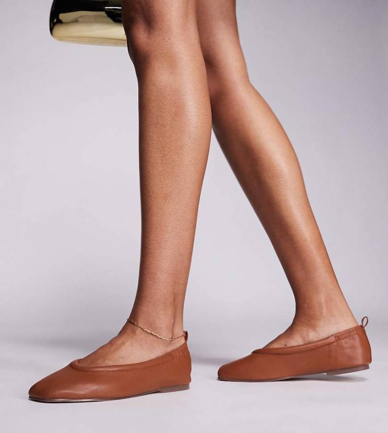 Simmi London Wide Fit - Leesa - Ballerinas in Hellbraun, weite Passform von Simmi Wide Fit