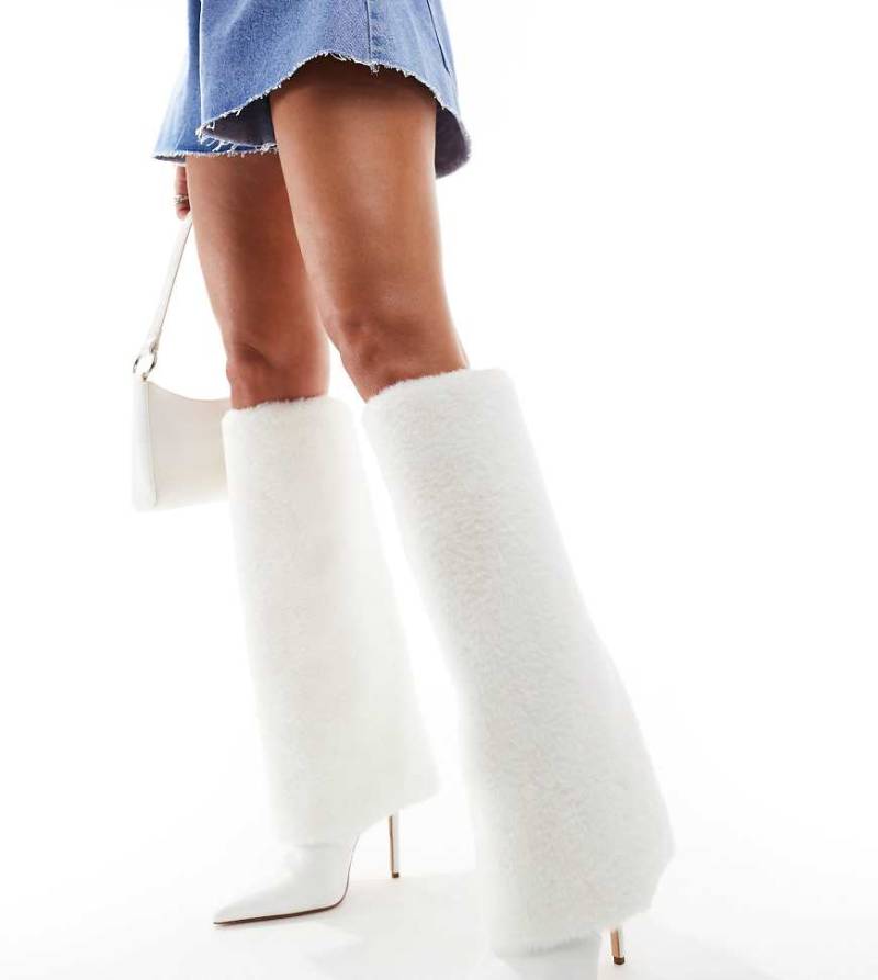 Simmi London Wide Fit - Louie - Kniehohe Stiefel in Weiß mit umgeschlagenem Kunstpelzschaft, weite Passform von Simmi Wide Fit