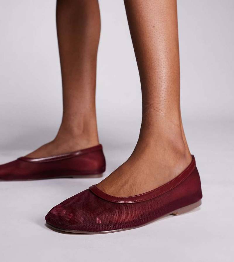 Simmi London Wide Fit - Luanne - Flacher Ballerinas aus Netzstoff in Burgunderrot, weite Passform von Simmi Wide Fit
