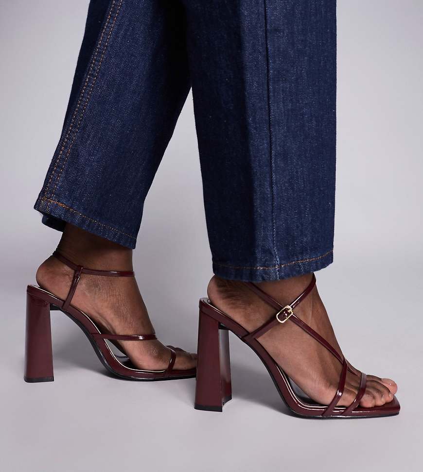 Simmi London Wide Fit - Malinda - Riemchensandalen in Burgunderrot mit Blockabsatz von Simmi Wide Fit