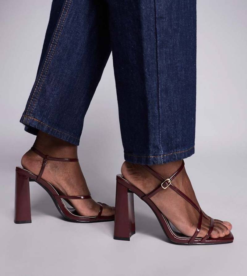 Simmi London Wide Fit - Malinda - Riemchensandalen in Burgunderrot mit Blockabsatz von Simmi Wide Fit