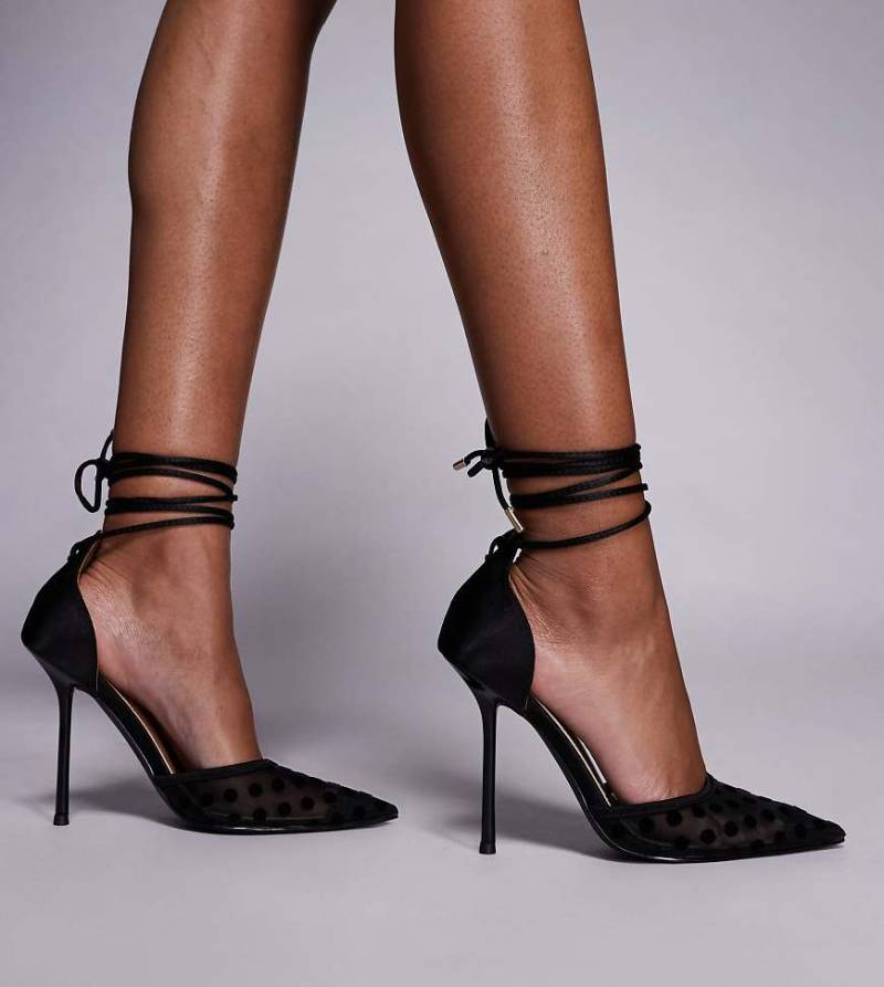 Simmi London Wide Fit - Mandisa - Netzstoff-Pumps in Schwarz mit Punkten und Absatz, weite Passform von Simmi Wide Fit