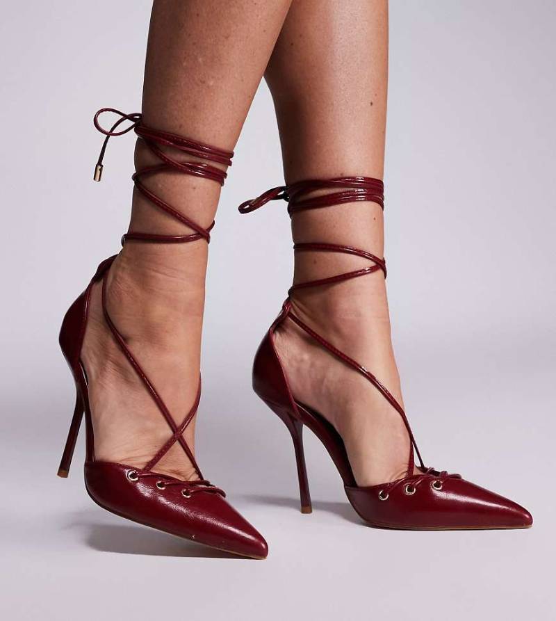 Simmi London Wide Fit - Onix - Spitze Pumps mit Absatz in Rot mit Fesselriemen, weite Passform von Simmi Wide Fit