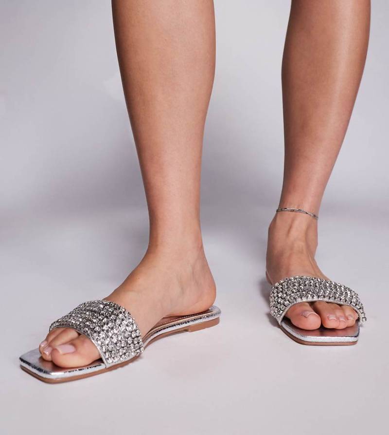 Simmi London Wide Fit - Paison - Flache Sandalen in Metallic-Silber mit Strassbesatz, weite Passform von Simmi Wide Fit