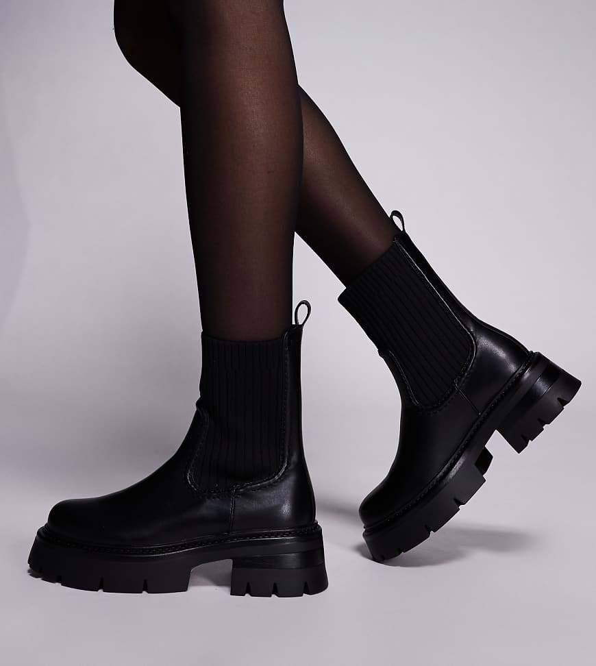 Simmi London Wide Fit - Paulie - Ankle-Boots in Schwarz mit niedrigem dickem Absatz Simmi London Wide Fit - Paulie - Ankle-Boots in Schwarz mit niedrigem dickem Absatz von Simmi Wide Fit