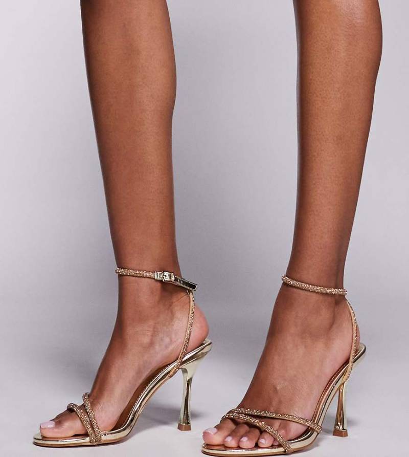 Simmi London Wide Fit - Yara - Minimalistische Sandalen in Gold mit Verzierung-Goldfarben Simmi London Wide Fit - Yara - Minimalistische Sandalen in Gold mit Verzierung-Goldfarben von Simmi Wide Fit