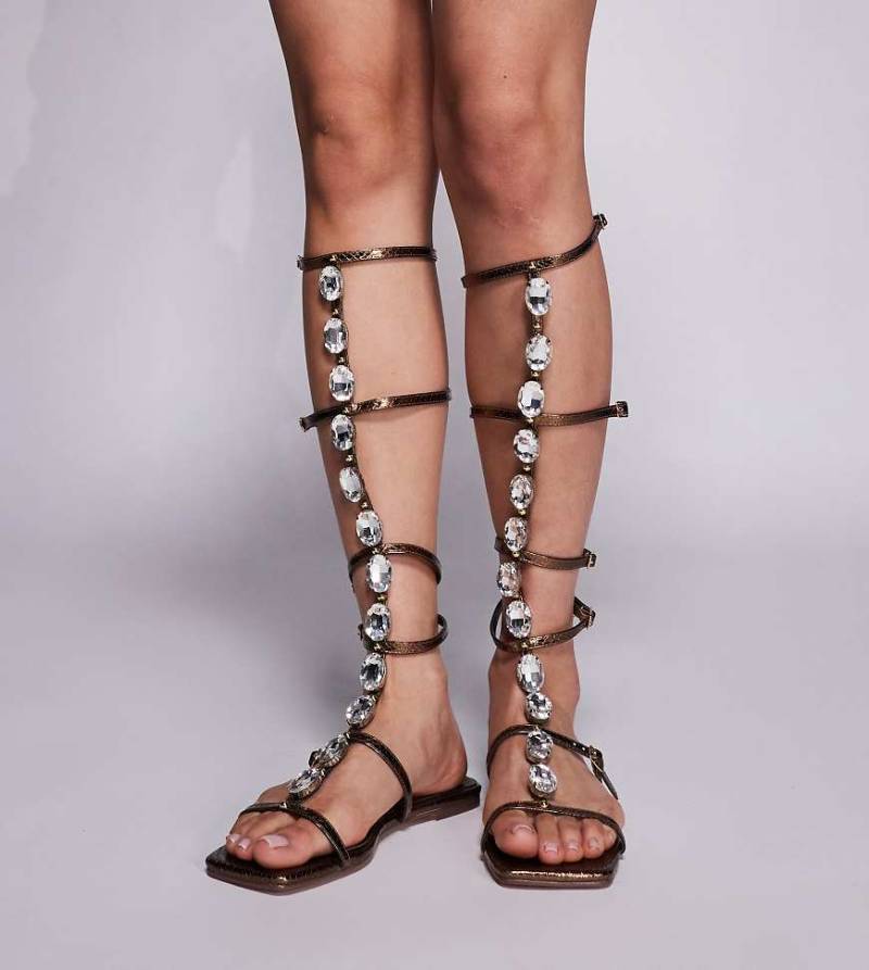 Simmi London Wide Fit - Zenya - Römersandalen in Bronze mit Schmuckstein-Design in Metallic-Farbton, weite Passform-Braun von Simmi Wide Fit