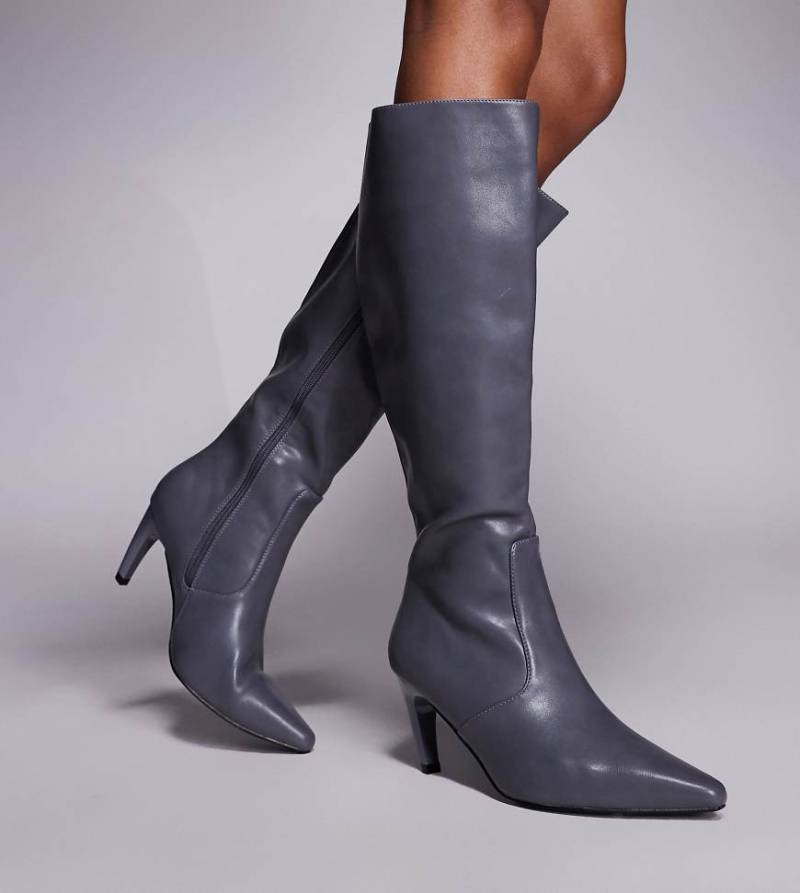 Simmi Wide Fit - Lapis - Kniehohe Absatz-Stiefel in Grau, weite Passform von Simmi Wide Fit