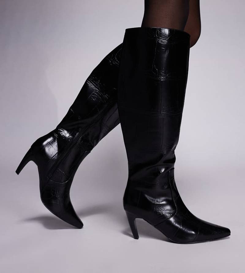 Simmi Wide Fit - Lapis - Kniehohe Absatz-Stiefel in Kroko-Schwarz, weite Passform Simmi Wide Fit - Lapis - Kniehohe Absatz-Stiefel in Kroko-Schwarz, weite Passform von Simmi Wide Fit