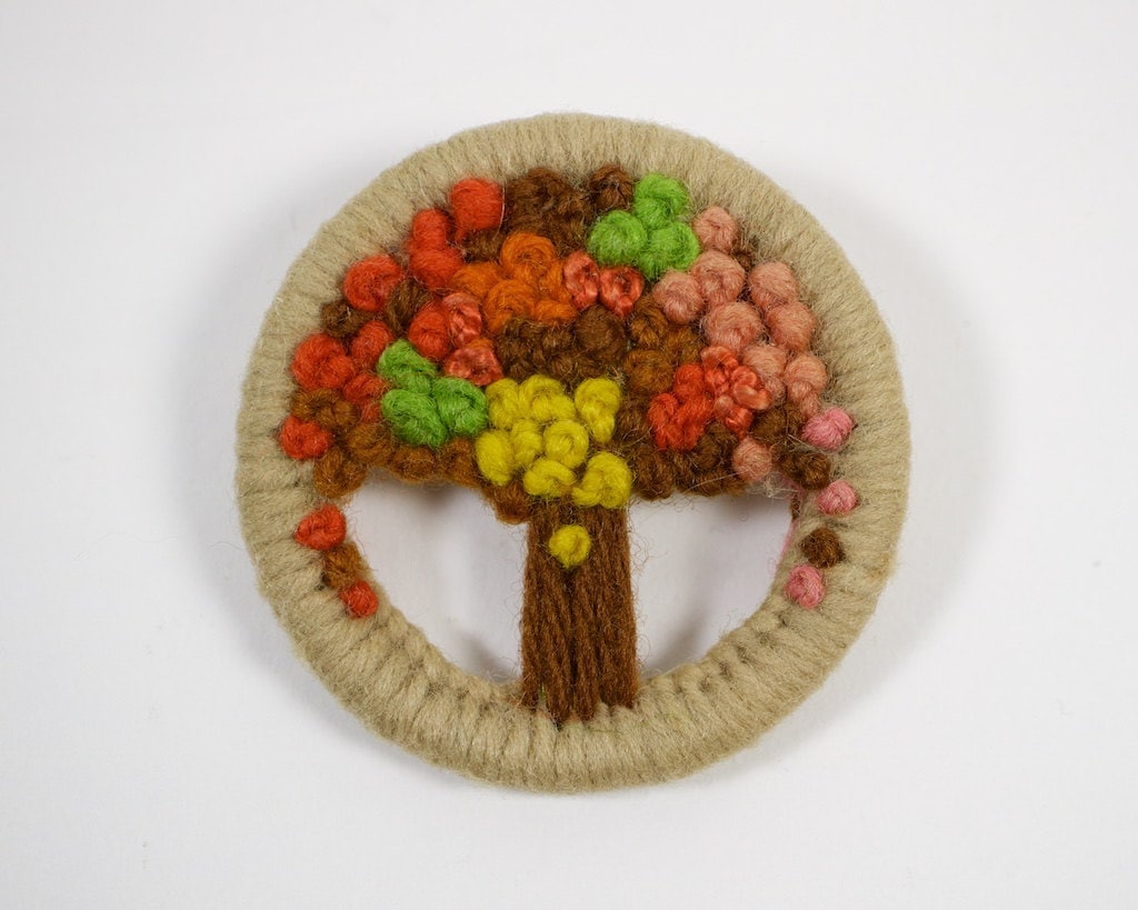Vintage 1940-50Er Jahre Handgemachte Wollbaum Rundbrosche von SimonCurtisAntiques