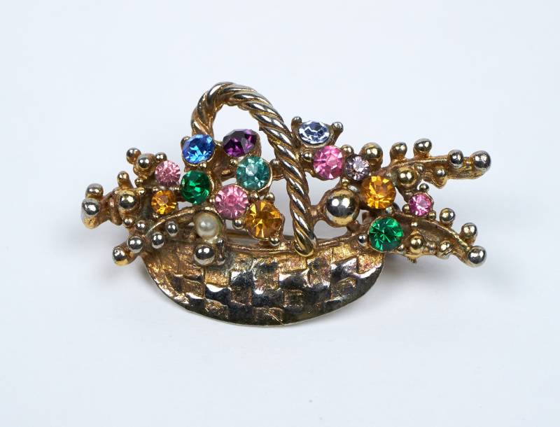Vintage Brosche Aus Strass Und Vergoldetem Metall in Form Eines Korbes Mit Bunten Blumen von SimonCurtisAntiques