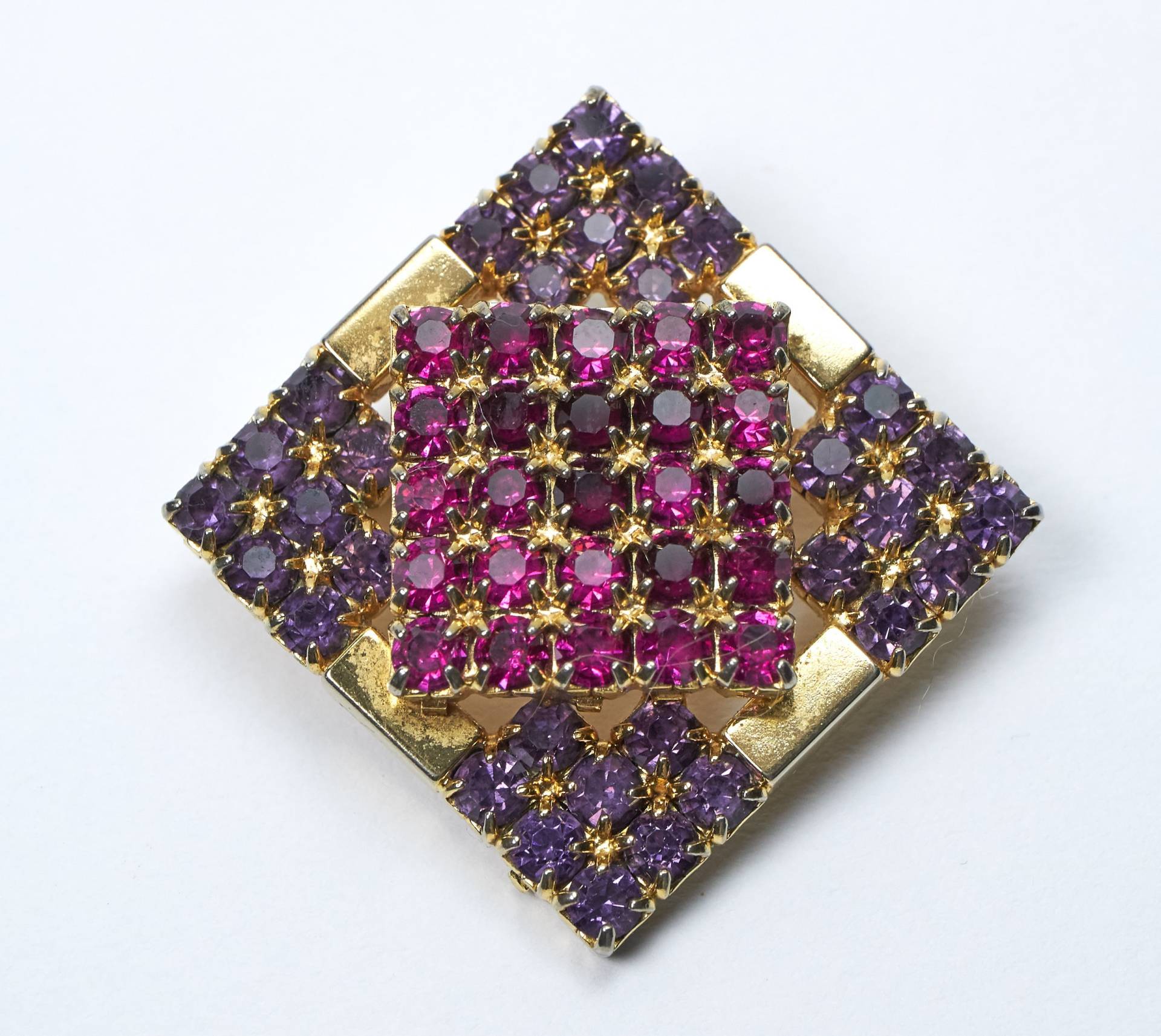 Vintage Lila Und Rosa Strass Vergoldetem Metall Diamant Förmige Brosche von SimonCurtisAntiques