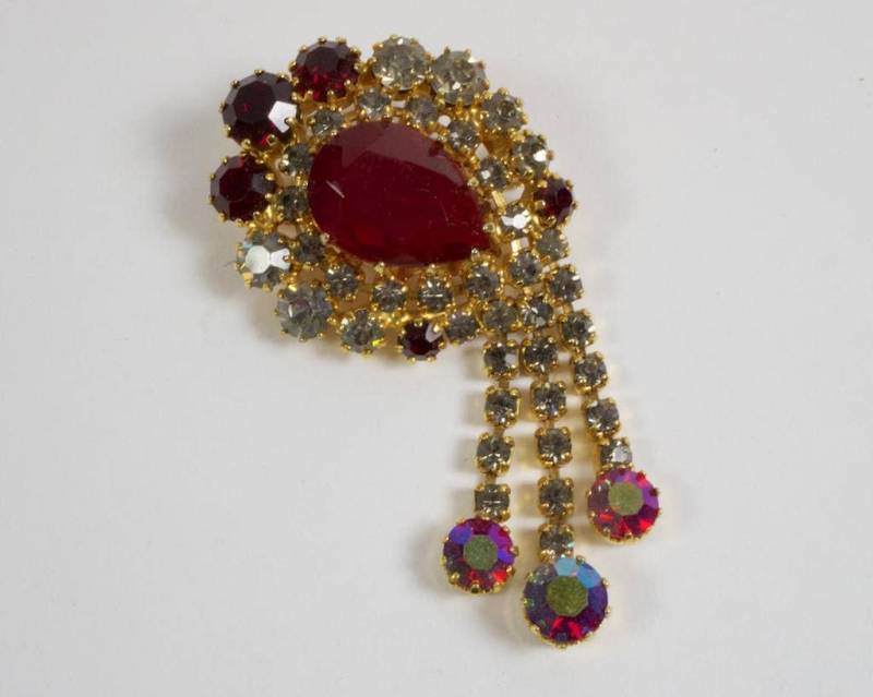 Wunderschöne 1960Er Jahre Aurora Borealis Und Vergoldete Metallanhänger Brosche von SimonCurtisAntiques