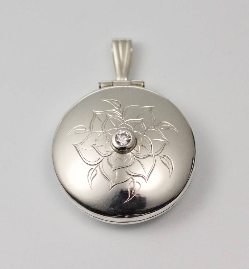 Silber Lotus Blume Medaillon von SimonDayJeweller