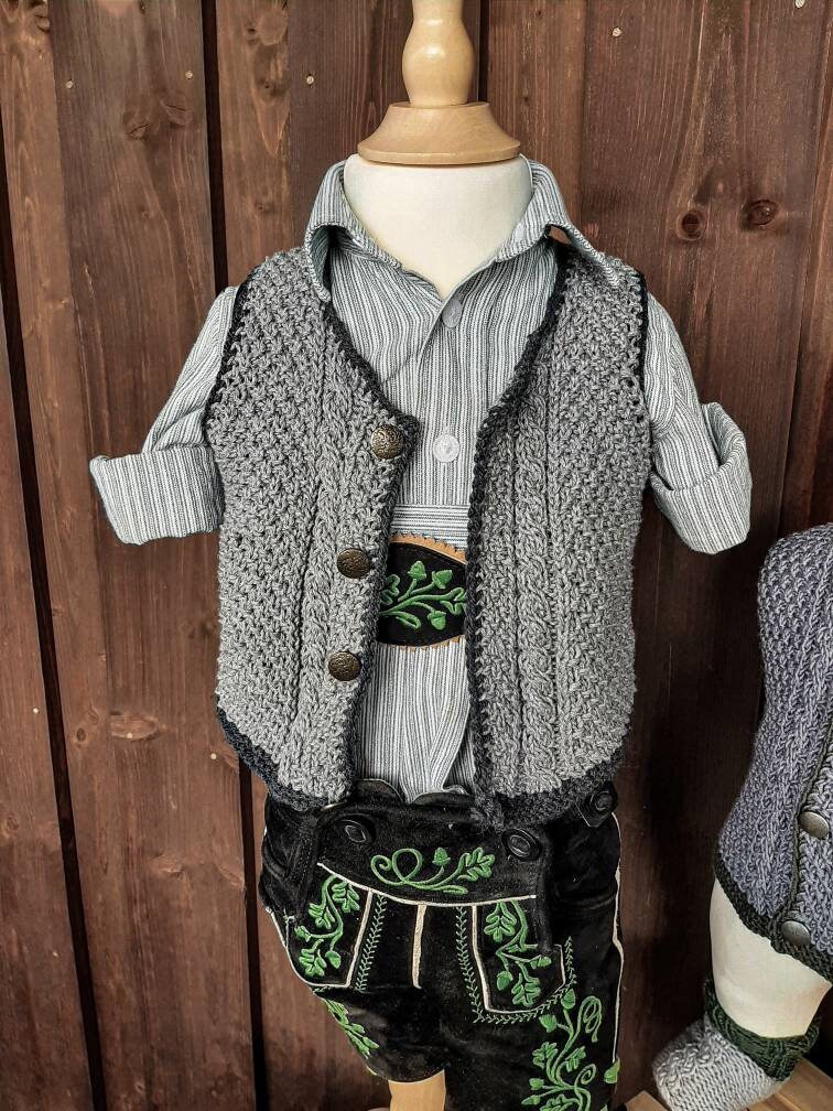 Babytrachtenweste Kindertrachtenweste Grau Strickweste Babystrickweste Babyweste Gr.50-152 Tracht Weste Trachtenweste Geburt Taufe Graue Babytrachtenweste Kindertrachtenweste Grau Strickweste Babystrickweste Babyweste Gr.50-152 Tracht Weste Trachtenweste Geburt Taufe Graue von Simonchenhandgmachts