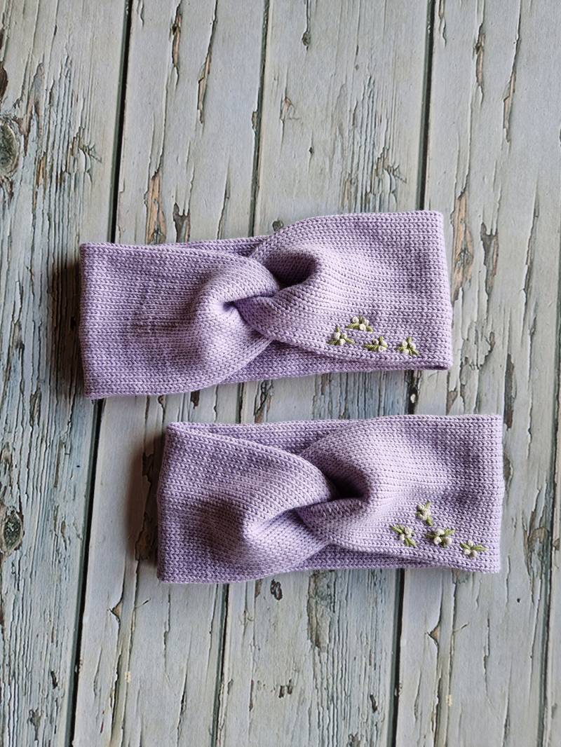 Besticktes Stirnband Flieder Lila Handgemacht Strickstirnband Headband Embroidery Embroider Stricken Sticken Floral Blumen von Simonchenhandgmachts