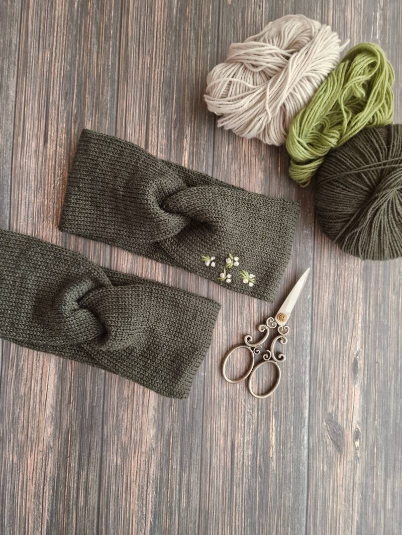 Besticktes Stirnband Handgemacht Strickstirnband Headband Embroidery Embroider Stricken Sticken Floral Blumen Grün Dunkelgrün von Simonchenhandgmachts