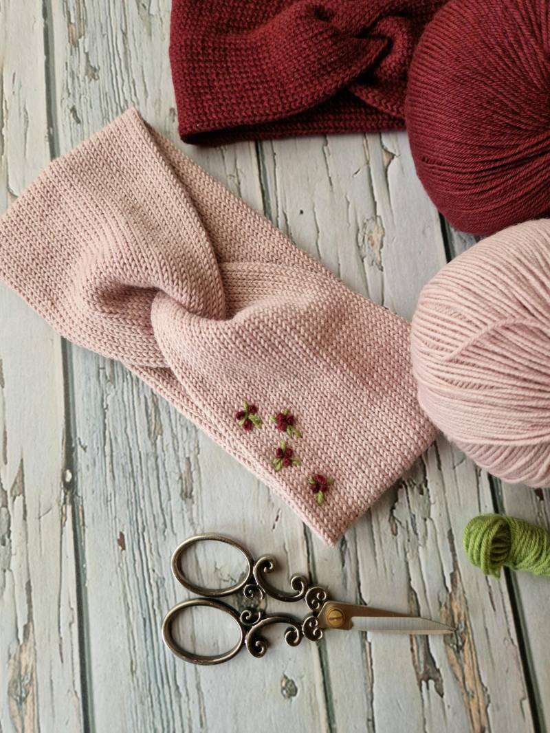 Besticktes Stirnband Rosa Handgemacht Strickstirnband Headband Embroidery Embroider Stricken Sticken Floral Blumen Altrosa Besticktes Stirnband Rosa Handgemacht Strickstirnband Headband Embroidery Embroider Stricken Sticken Floral Blumen Altrosa von Simonchenhandgmachts
