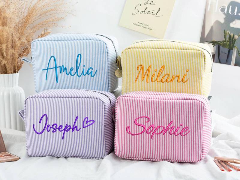 Seersucker Makeup Bag, Custom Embroidered Toiletry Personalized Cosmetic Bridesmaid Gifts, Bridal Party Organizer von SimoneDesignTimes