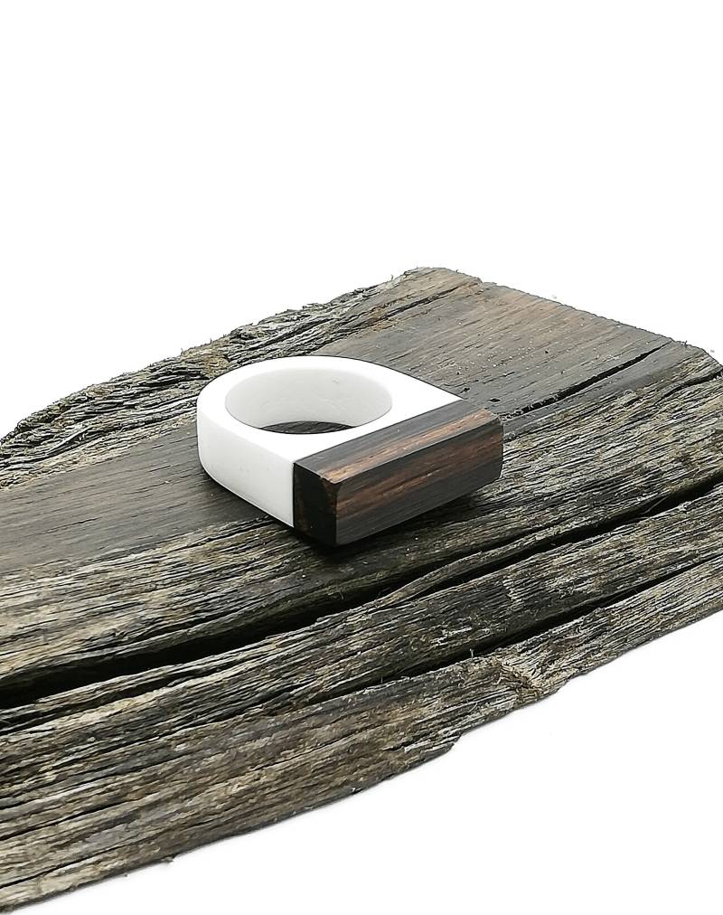 Uraltes Schwarzes Holz Und Weißer Acrylharz Ring von SimoneFrabboni