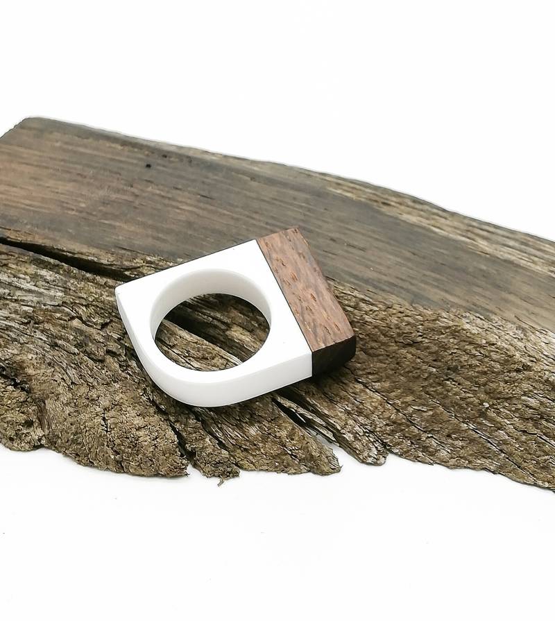 Weißer Acrylharz Und Uralter Schwarzholz Ring von SimoneFrabboni