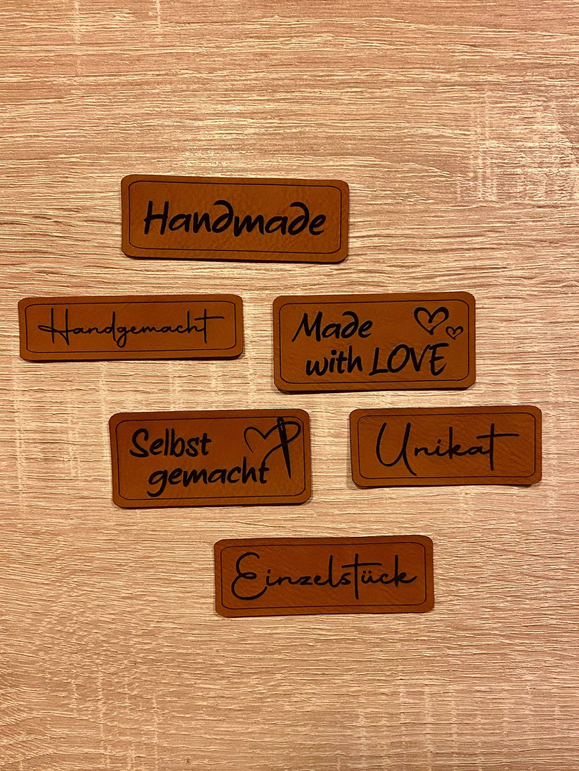 Kunstleder Labels/Patches „Handmade" Zum Aufnähen in Braun Oder Grau Kunstleder Labels/Patches „Handmade" Zum Aufnähen in Braun Oder Grau von Simoneys