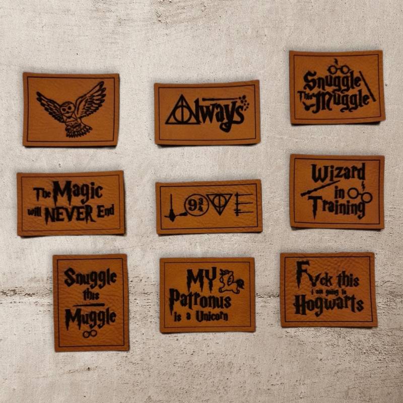 Kunstleder Labels/Patches „Magisch" Zum Aufnähen in Braun Oder Grau Kunstleder Labels/Patches „Magisch" Zum Aufnähen in Braun Oder Grau von Simoneys