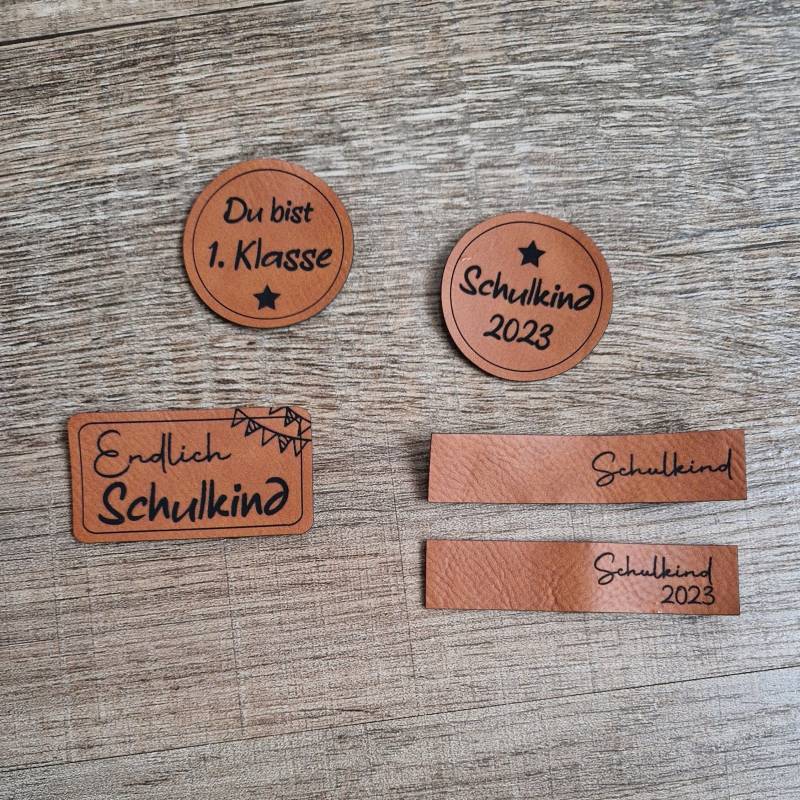 Kunstleder Labels/Patches „Schule" Zum Aufnähen in Braun Oder Grau/Schulkind 1. Klasse Kunstleder Labels/Patches „Schule" Zum Aufnähen in Braun Oder Grau/Schulkind 1. Klasse von Simoneys