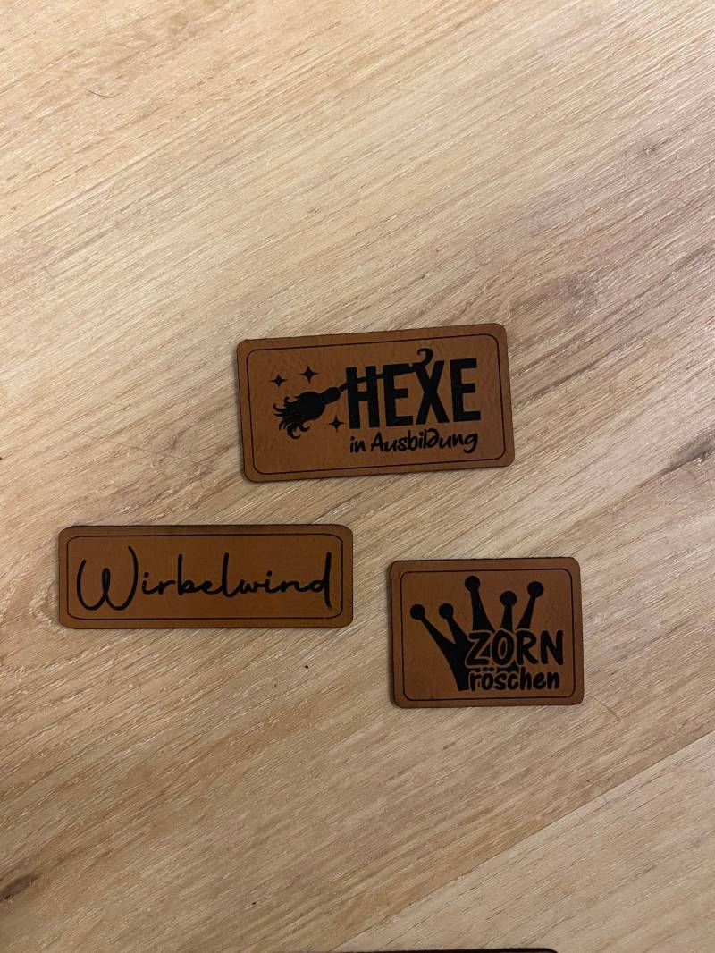 Kunstleder Labels/Patches „Simone'ys" Zum Aufnähen in Braun Oder Grau Kunstleder Labels/Patches „Simone'ys" Zum Aufnähen in Braun Oder Grau von Simoneys