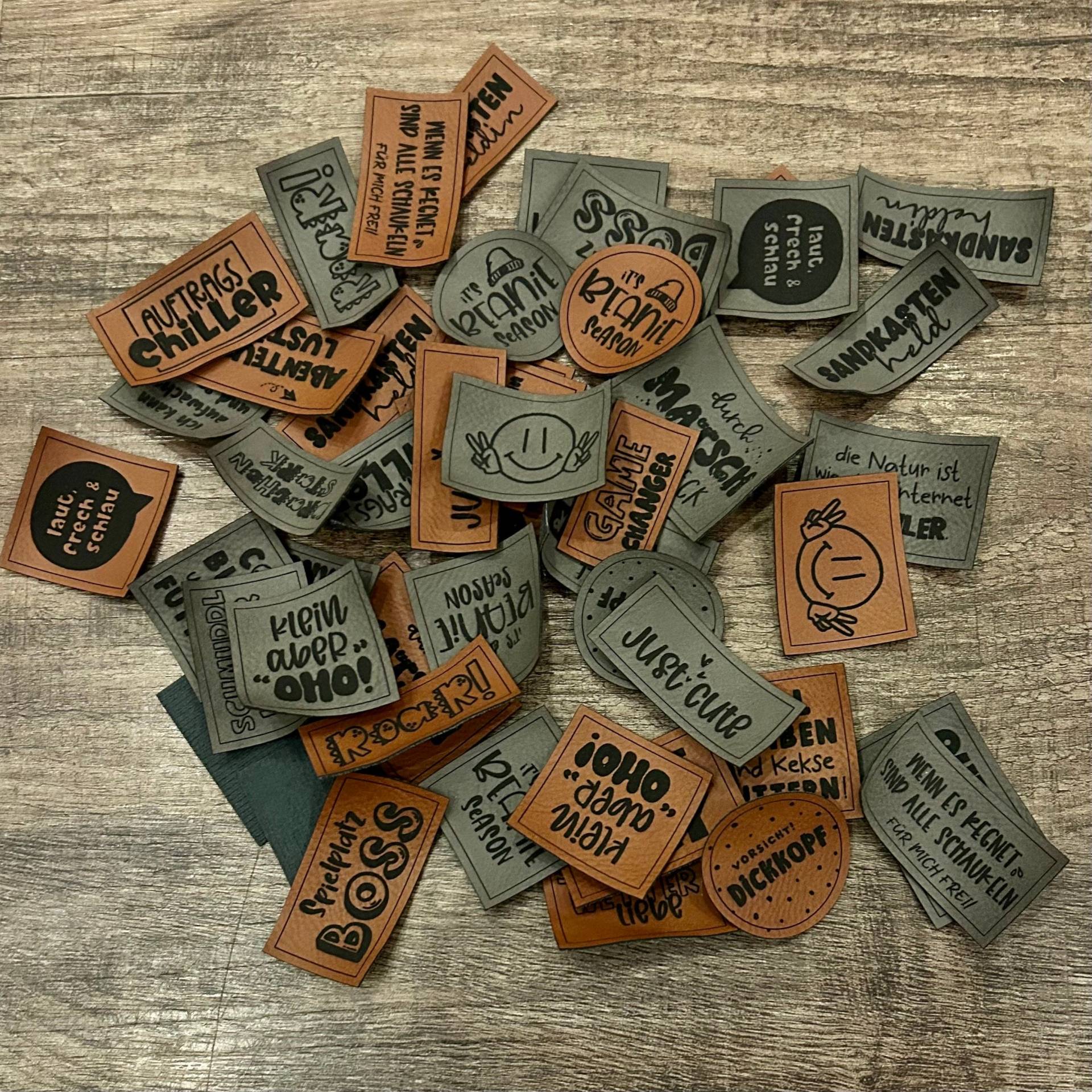 Kunstleder Labels/Patches „Sprüche Simone'ys Vol.5" Zum Aufnähen in Braun Oder Grau Kunstleder Labels/Patches „Sprüche Simone'ys Vol.5" Zum Aufnähen in Braun Oder Grau von Simoneys