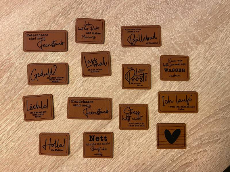 Kunstleder Labels/Patches „Sprüche Vol.2" Zum Aufnähen in Braun Oder Grau Kunstleder Labels/Patches „Sprüche Vol.2" Zum Aufnähen in Braun Oder Grau von Simoneys