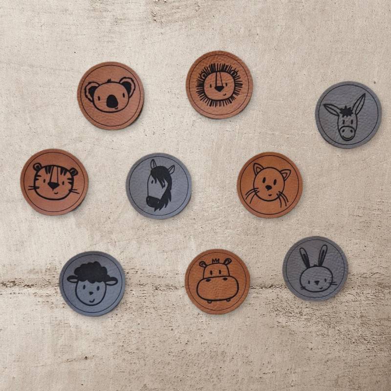 Kunstleder Labels/Patches „Tierköpfe Rund" Zum Aufnähen in Braun Oder Grau Kunstleder Labels/Patches „Tierköpfe Rund" Zum Aufnähen in Braun Oder Grau von Simoneys