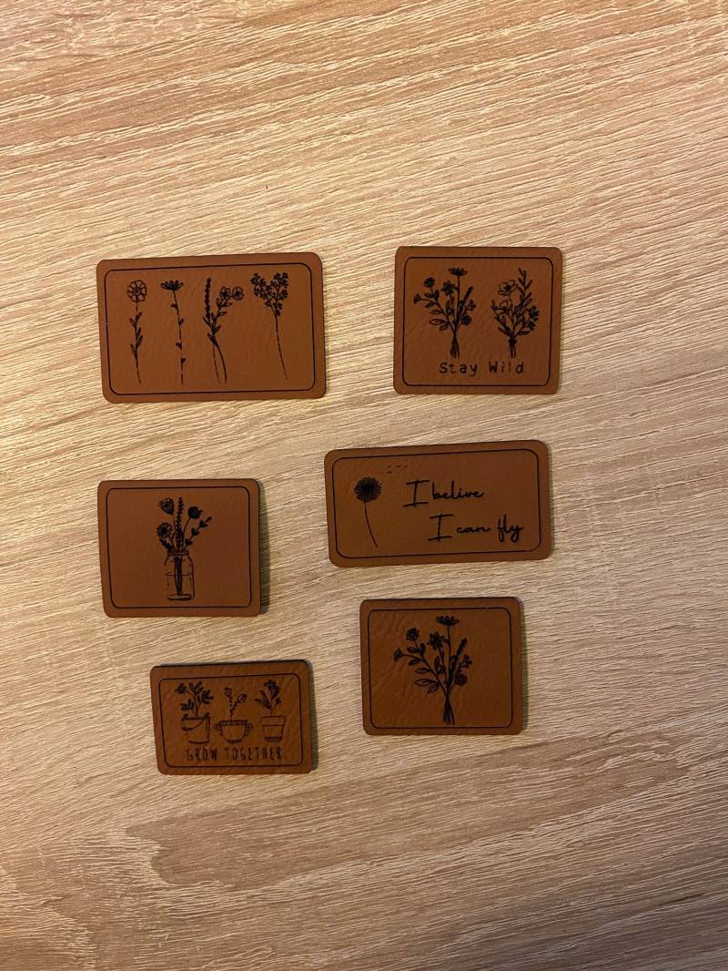 Kunstleder Labels/Patches „Wildblumen" Zum Aufnähen in Braun Oder Grau Kunstleder Labels/Patches „Wildblumen" Zum Aufnähen in Braun Oder Grau von Simoneys