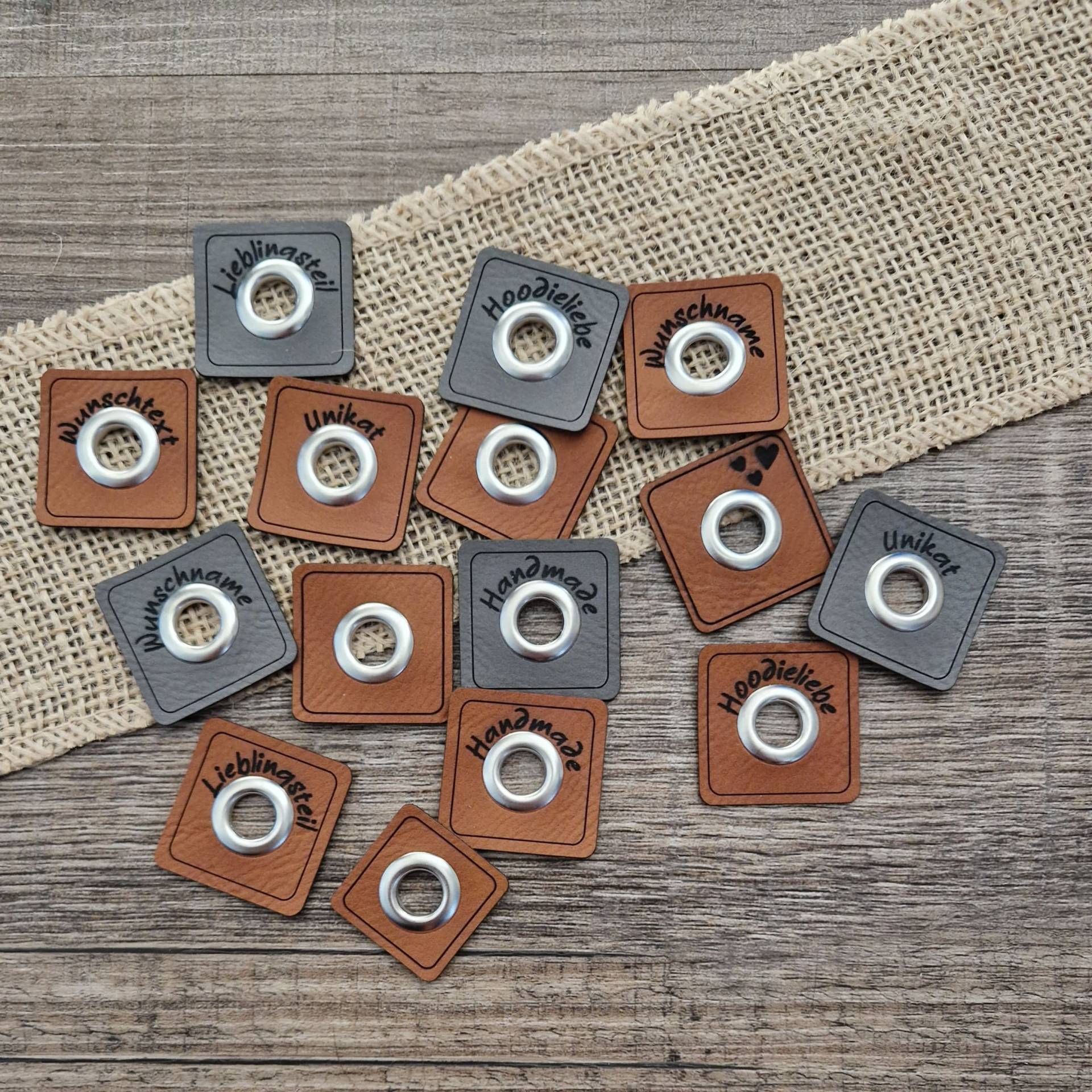 Neu Gravierte Kunstleder Ösen Patches/Labels in Braun Oder Grau Neu Gravierte Kunstleder Ösen Patches/Labels in Braun Oder Grau von Simoneys