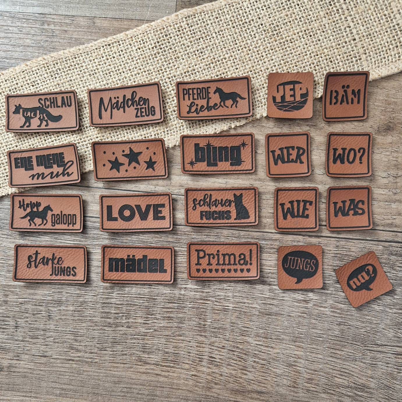 Neu Kunstleder Labels/Patches „Kinder-Label 1" Zum Aufnähen in Braun Oder Grau Neu Kunstleder Labels/Patches „Kinder-Label 1" Zum Aufnähen in Braun Oder Grau von Simoneys