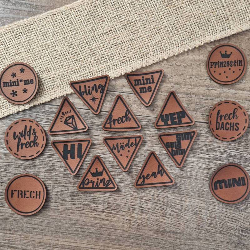 Neu Kunstleder Labels/Patches „Kinder-Label 2" Zum Aufnähen in Braun Oder Grau Neu Kunstleder Labels/Patches „Kinder-Label 2" Zum Aufnähen in Braun Oder Grau von Simoneys