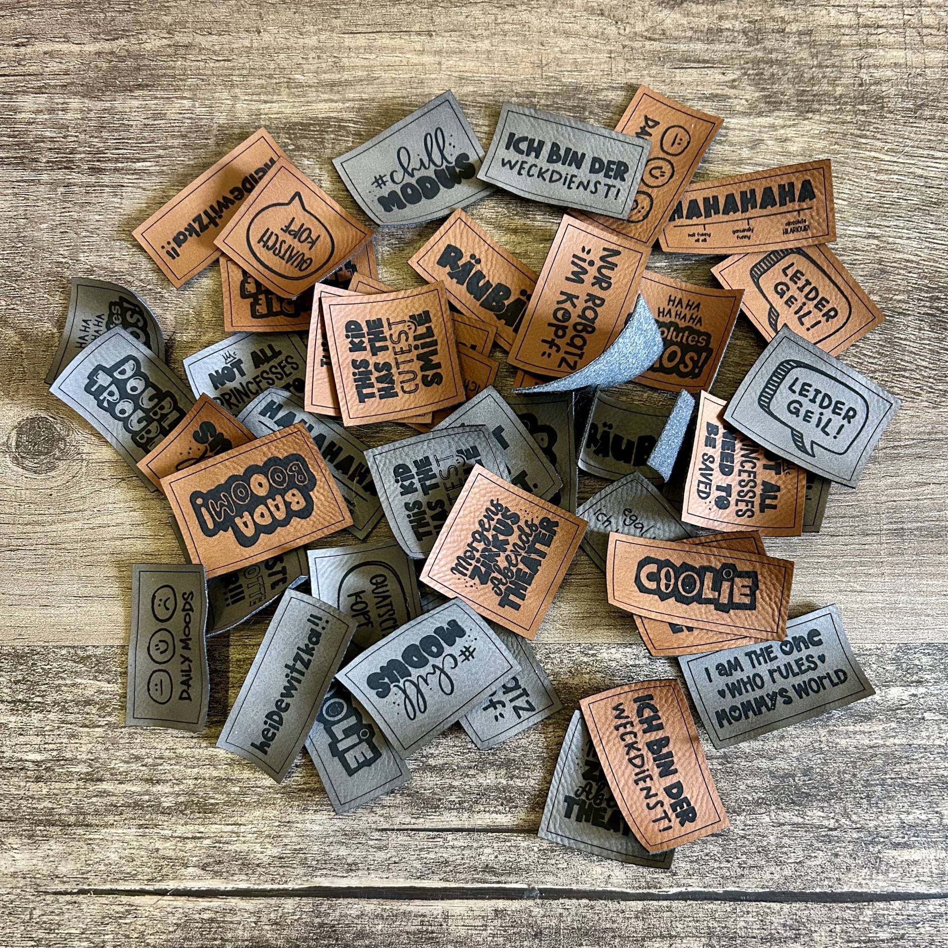 Neu Kunstleder Labels/Patches „Sprüche Simone'ys Vol.6" Zum Aufnähen in Braun Oder Grau Neu Kunstleder Labels/Patches „Sprüche Simone'ys Vol.6" Zum Aufnähen in Braun Oder Grau von Simoneys