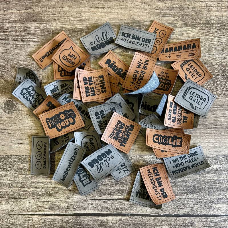 Neu Kunstleder Labels/Patches „Sprüche Simone'ys Vol.6" Zum Aufnähen in Braun Oder Grau Neu Kunstleder Labels/Patches „Sprüche Simone'ys Vol.6" Zum Aufnähen in Braun Oder Grau von Simoneys