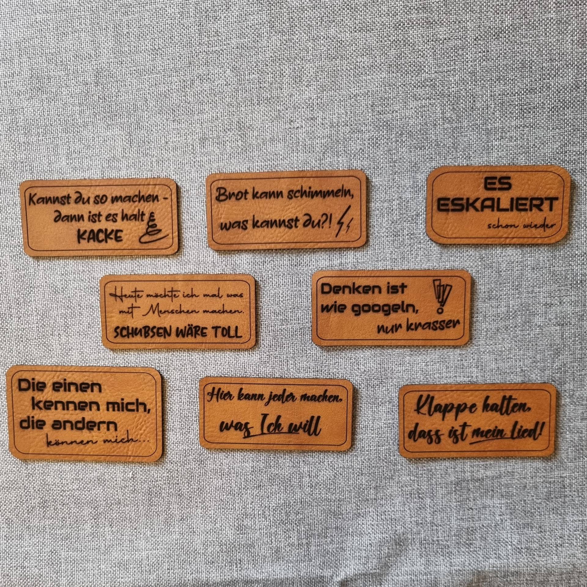 Neu Kunstleder Labels/Patches „Sprüche Vol. 3" Zum Aufnähen in Braun Oder Grau Neu Kunstleder Labels/Patches „Sprüche Vol. 3" Zum Aufnähen in Braun Oder Grau von Simoneys