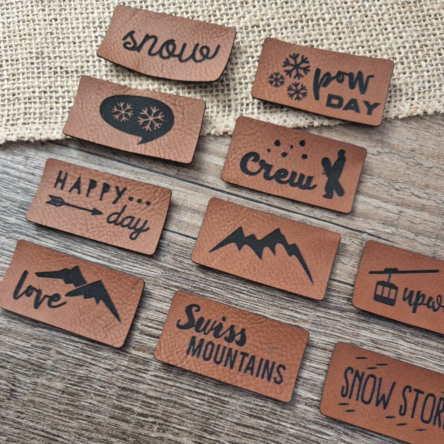 Neu Kunstleder Labels/Patches „Winter-Edition 1" Zum Aufnähen in Braun Oder Grau Neu Kunstleder Labels/Patches „Winter-Edition 1" Zum Aufnähen in Braun Oder Grau von Simoneys
