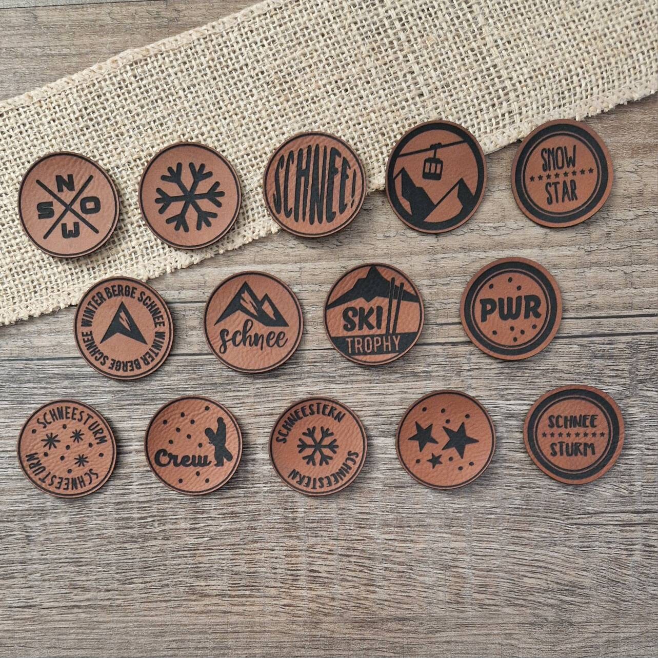 Neu Kunstleder Labels/Patches „Winter-Edition 2" Zum Aufnähen in Braun Oder Grau Neu Kunstleder Labels/Patches „Winter-Edition 2" Zum Aufnähen in Braun Oder Grau von Simoneys