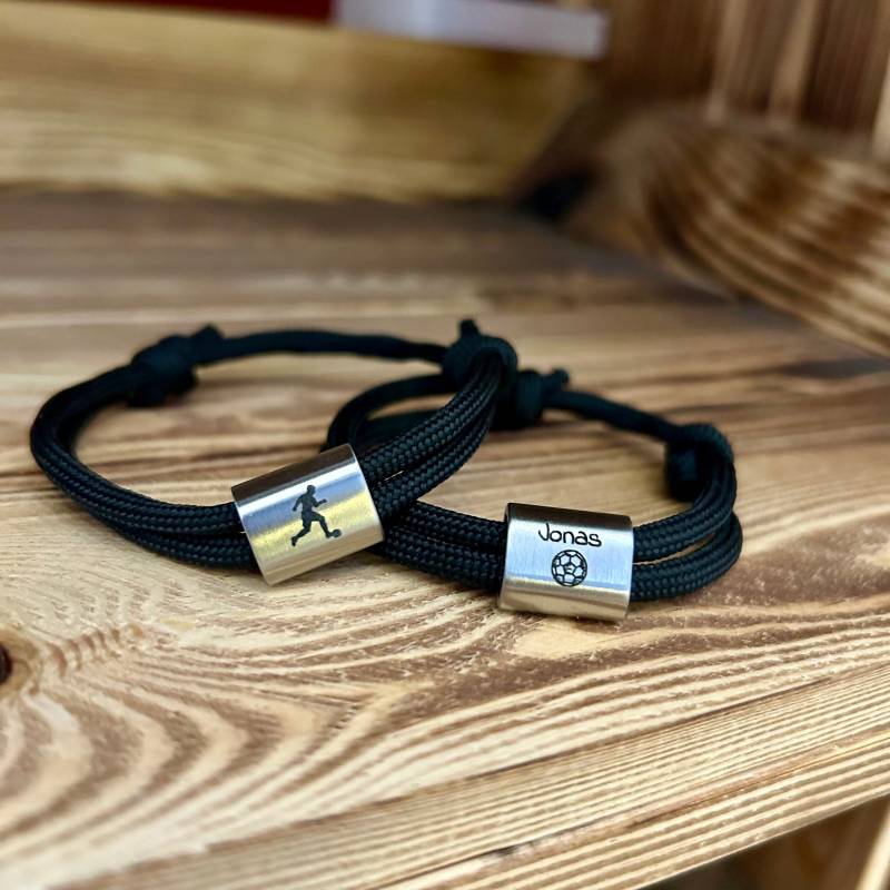 Surferband Metal-Schieber "Fußball" Graviert Für Kinder/Mädchen Jungen Armband Segeltau Mit Gravur Persönlich Geschenk von Simoneys