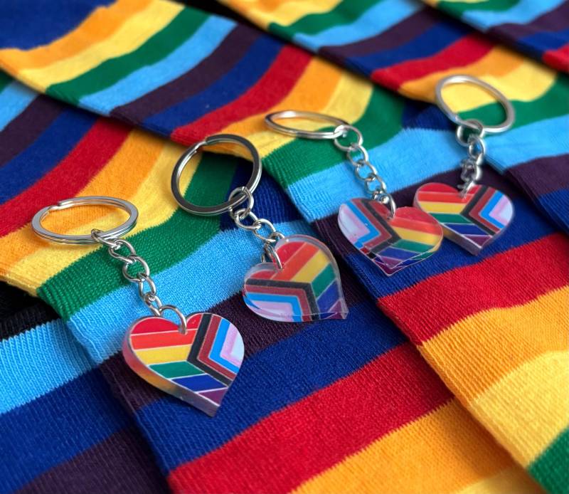 Lgbtq Schlüsselband Rainbow, Regenbogen Schlüsselanhänger, Gay Pride Mit Karabiner, One Love Geschenk, Month Lgbt von SimonsRainbowShop